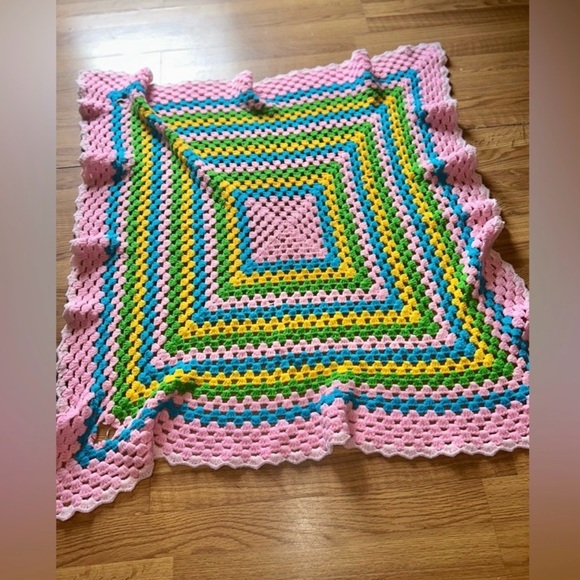 Vintage Crochet Granny Square Afghan Blanket Throw Pastel Colored Quilt - Picture 10 of 13